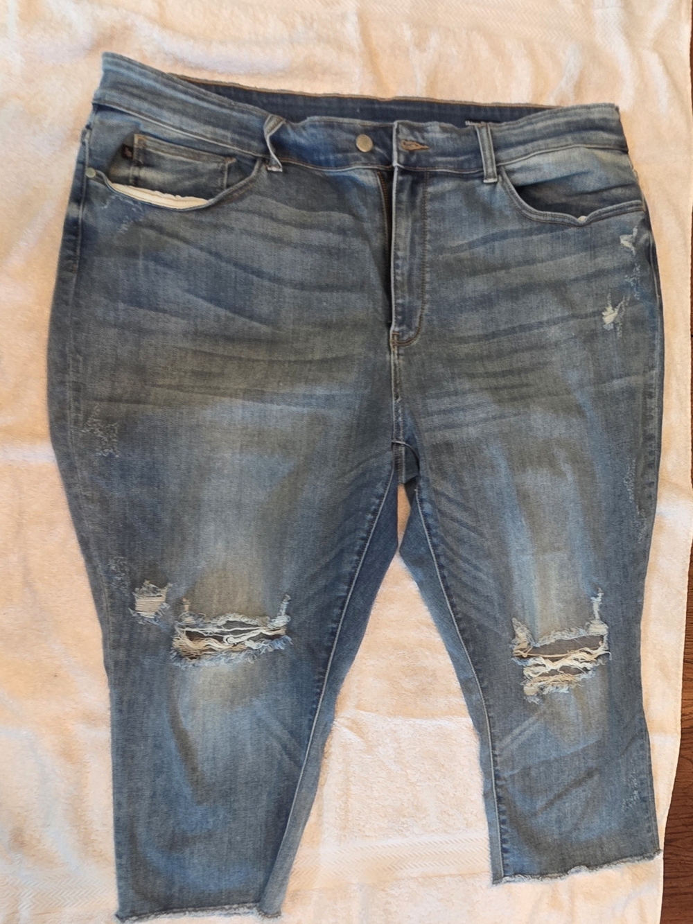 Judy Blue 22W Distressed Capris